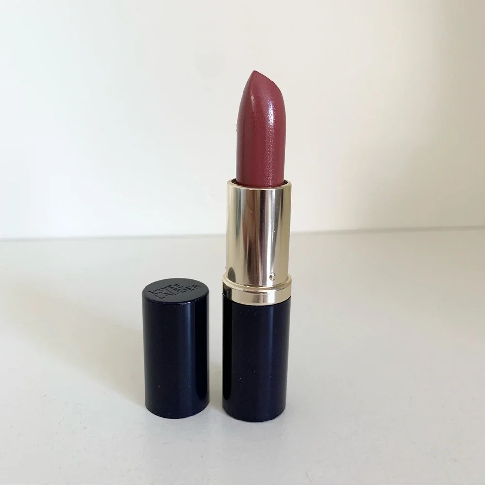 Hold New Estée Lauder mauve creme long lasting lipstick